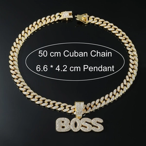Détail du pendentif BOSS serti 6,6x4,2cm sur une chaîne cubaine dorée de 50cm de long