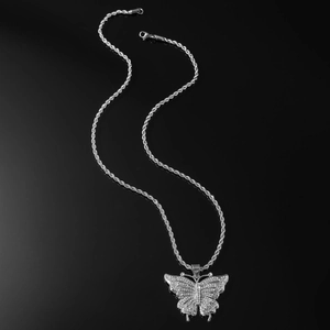Vue détaillée du pendentif libellé en argent avec zircons blancs scintillants style hip hop