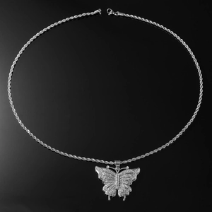 Gros plan sur pendentif papillon hip hop en argent avec diamants et chaîne corde