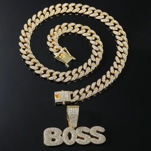 Pendentif BOSS en or serti de diamants sur grosse chaîne cubaine pour un style hip hop