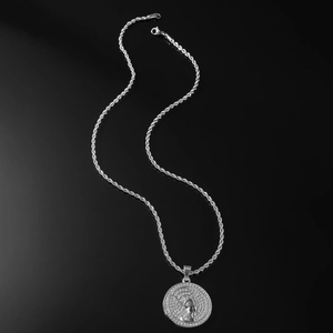 Détail de la chaîne torsadée argentée et pendentif Néfertiti serti de zircons
