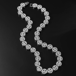 Detaillierte Nahaufnahme der Hip-Hop-Smiley-Halskette mit weißen Kristallen in Silber