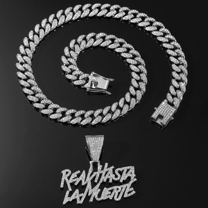 Vista macro di catena cubana hip hop e ciondolo con lettere Real Hasta La Muerte ghiacciato