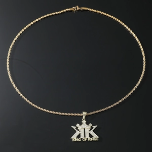Detail der Hip-Hop Gold-Seilkette mit eisgekühltem KK Krone King of Kings Anhänger
