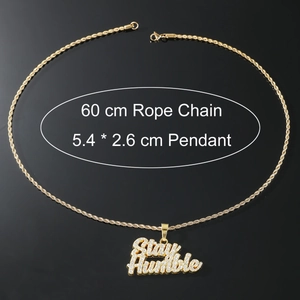 Makroaufnahme einer 60cm Gold-Seilkette mit Stay Humble Anhänger und Strasssteinen