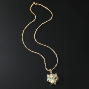 Collana hip hop leopardo dorata con strass bianchi e pietre preziose verdi