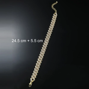 Détail de la chaîne cubaine dorée avec cristaux et extension de 5,5 cm de longueur