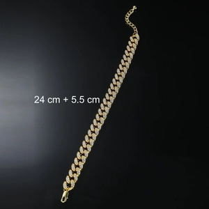 Détail de la chaîne cubaine dorée avec strass et étiquette de taille 24cm plus 5.5cm