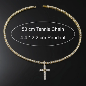 Détail macro du collier tennis doré 50cm avec pendentif croix tête de mort et dimensions