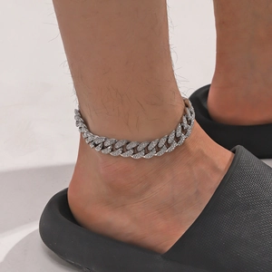 Bracelet de cheville gourmette argentée avec strass pour un look hip-hop chic