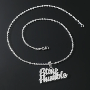 Detailansicht der silbernen Hip-Hop-Halskette mit Stay Humble-Anhänger und Zirkonia-Besatz