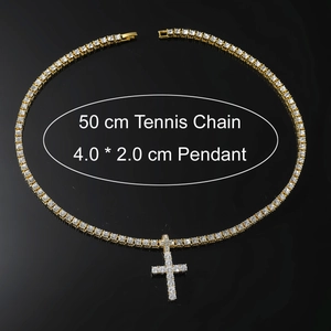 Primer plano de cadena tennis dorada con colgante de cruz y dimensiones del producto