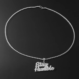 Detailansicht des Stay Humble Anhängers mit Zirkonia an einer silbernen Kordelkette