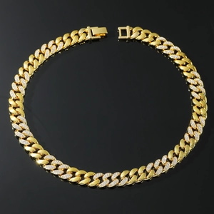 Dettaglio della collana a catena cubana dorata con maglie alternate con pavé di zirconi