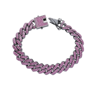 Collier cubain noir hip hop avec double rangée de cristaux roses sur fond blanc pur