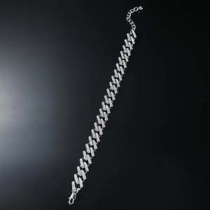 Détail de la chevillère cubaine argentée avec diamants pavés ronds et fermoir mousqueton sûr