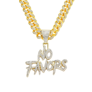 Collana cubana dorata hip hop con pendente NO FAVORS oversize decorato con strass