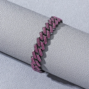 Chaîne cubaine noire style hip hop ornée de strass roses brillants sur fond gris mat