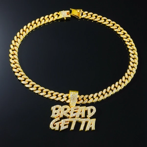 Vue détaillée du pendentif Bread Getta en or serti de diamants pour style hip-hop
