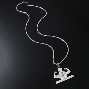 Makro-Detail von vereistem Muskel-Geldbeutel-Anhänger mit silberner Twist-Kette Hip-Hop