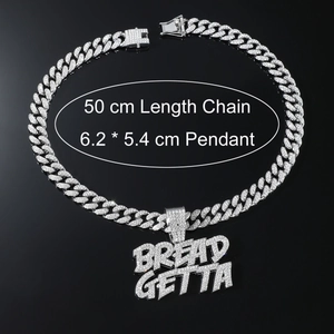 Collier chaîne cubaine argentée avec pendentif Bread Getta pour un look hip hop chic