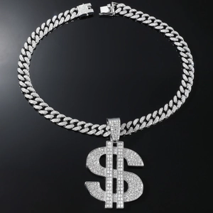 Dettaglio della collana a catena cubana hip hop con ciondolo dollaro e zirconi su nero