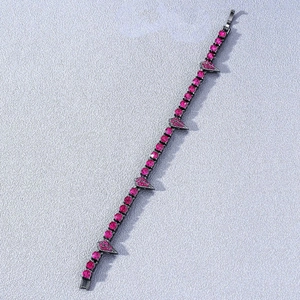 Bracelet hip-hop serti de strass magenta avec des breloques géométriques noires punk