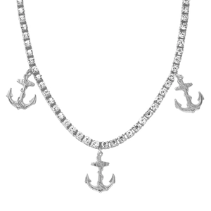 Détail du collier tennis argenté avec pendentifs en forme d'ancre et strass scintillants