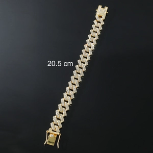 Dettaglio di bracciale a catena cubana dorata da 20,5 cm con zirconi incastonati