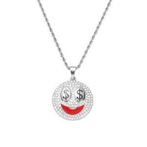 Makroansicht des Hip-Hop Smileys mit Eiskristallen und silbernen Dollar-Augen am Anhänger
