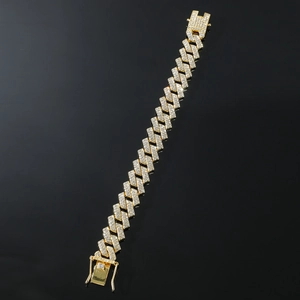 Dettaglio del bracciale hip hop a catena cubana dorata con strass pavé scintillanti