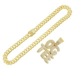 Vue détaillée du pendentif lettre TGF avec chaîne cubaine dorée sertie de diamants