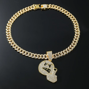 Nahaufnahme der vergoldeten Cuban Link Kette mit glitzerndem Emoji-Anhänger in Gold