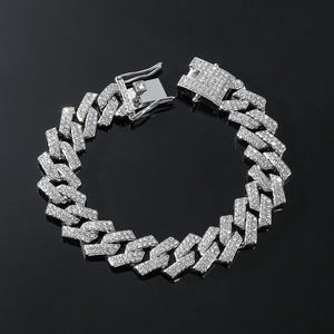 Dettaglio macro di un bracciale cubano argento con diamanti e chiusura a cassetta