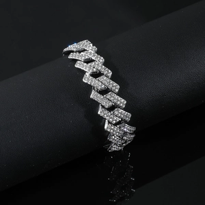 Dettaglio ravvicinato di un bracciale hip hop stile cubano argentato con strass brillanti