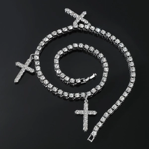 Dettaglio della collana tennis argento con tre pendenti a croce in strass scintillanti