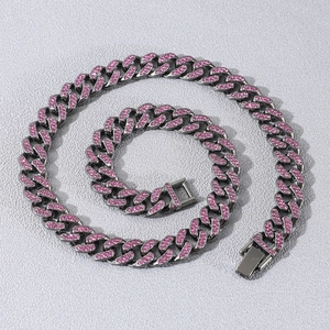Iced Out Cuban Link Kette in Gunmetal mit rosa Strasssteinen in Spiralform