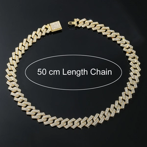 Detailansicht der 15mm goldenen Panzerkette mit 50cm Länge und funkelndem Steinbesatz
