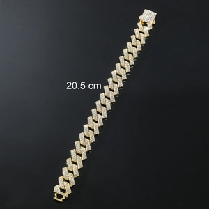 Dettaglio del bracciale cubano dorato da 15mm, lungo 20,5 cm con pavé di diamanti brillanti