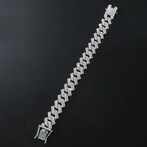 Dettaglio del bracciale a catena cubana argento con pavé di zirconi su superficie riflettente