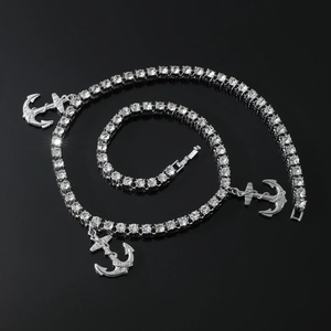 Détail du collier tennis argenté avec trois pendentifs ancre marine et cristaux brillants