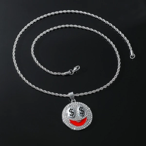 Makroaufnahme von silbernem Smiley-Anhänger mit Dollar-Augen und rotem Mund-Detail