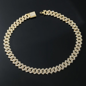 Detailansicht der 15mm goldene kubanischen Gliederkette mit Strasssteinen auf Schwarz