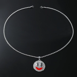 Nahaufnahme des Iced-Out Smiley-Anhängers mit Dollarzeichen-Augen und silberner Kette