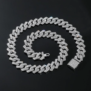 Makroaufnahme der 15mm silbernen Iced Out Cuban Link Kette mit luxuriöser Schließe