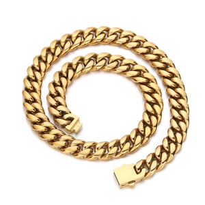 Collier chaîne gourmette dorée pour hommes avec fermoir carré à pression sécurisé