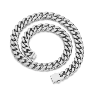Détail du collier à maillons cubains en acier argenté avec fermoir de sécurité rectangulaire
