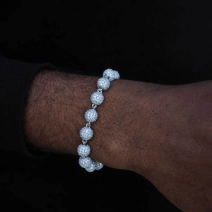 Bracelet pour homme avec perles de 8mm pavées de zircons brillants et finition argentée chic