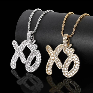 Pendentif lettre XO hip-hop avec couronne et zircons cubiques pavés sur chaîne