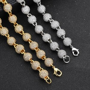 Collier de perles 8mm serti de zircons en finition or et argent avec fermoir mousqueton